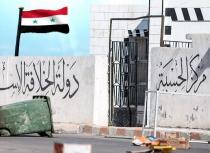  آرام برس : أهالي الرقة يرفعون العلم السوري في عدد من أحياء المدينة