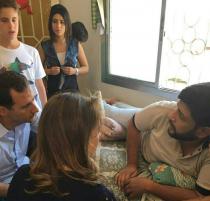  آرام برس : القائد الأسد يفاجئ أهالي قرى بريف حمص بزيارة غير متوقعة